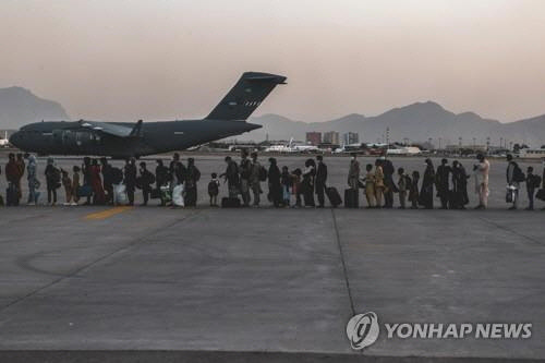 지난 23일 카불공항의 C-17[AP=연합뉴스]